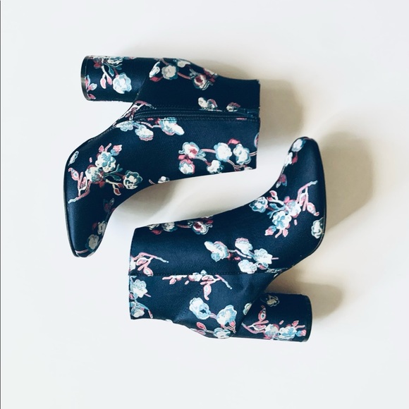 URBAN OUTFITTERS JULIET BOOTIES - Picture 3 of 6